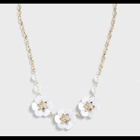 🛑SOLD🛑 NWT Mother of Pearl Flower Necklace - Picture 2 of 3